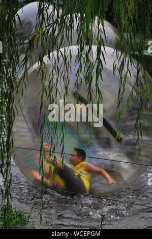 Divertimento e giochi in bolle di plastica su un parco lago in Nantong Cina Foto Stock