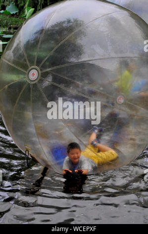 Divertimento e giochi in bolle di plastica su un parco lago in Nantong Cina Foto Stock