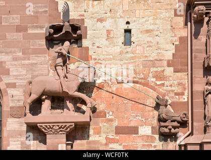 George e la statua del drago di sculture sulla parete principale della Basler Munster (cattedrale). Basel, Svizzera Foto Stock