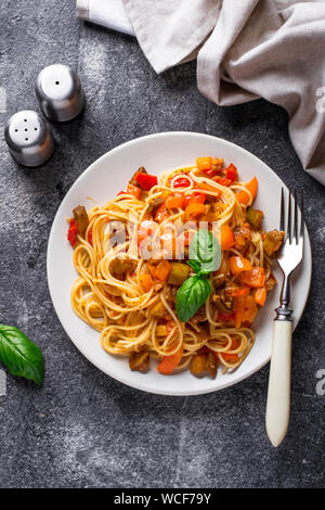 Pasta con le melanzane, peperoni e pomodori Foto Stock