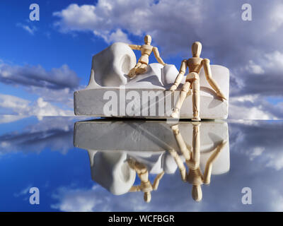 Testa di gesso colato di modello per il disegno sullo specchio nello spazio e due piccoli manichini in legno Foto Stock