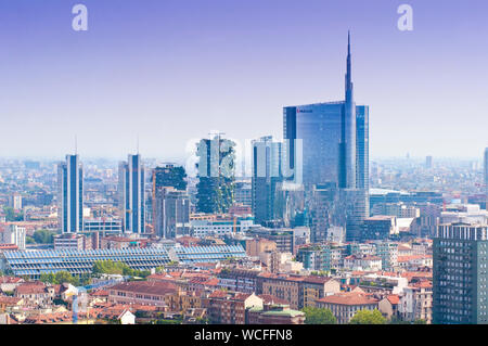 L'Italia, Lombardia, Milano, Vista panoramica sulla città dalla Torre Branca sinistra, Bosco Verticale Verticale Destra Torre di Unicredit Foto Stock