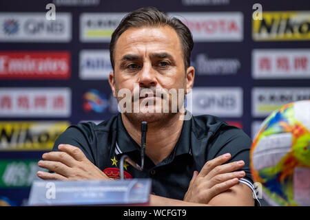 Capo allenatore Fabio Cannavaro di cinese di Guangzhou Evergrande Taobao F.C. partecipa a una conferenza stampa prima della quarterfinal match contro il Giappone del Kashima palchi F.C. durante il 2019 AFC Champions League nella città di Guangzhou, Cina del sud della provincia di Guangdong, 27 agosto 2019. Foto Stock