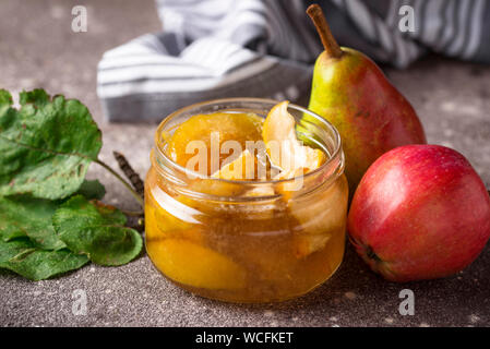 La marmellata di mele in un barattolo di vetro Foto Stock