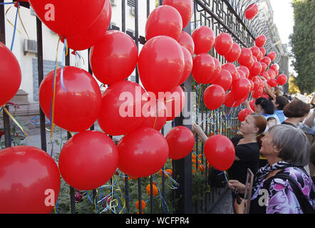 Kiev, Ucraina. 28 Agosto, 2019. Parenti impostato su un recinto dell'Ambasciata di russo simbolic red ballons durante un rally a Kiev in Ucraina, il 28 agosto 2019. Gli ucraini riuniti in memoria di perdita di soldati ucraini, marcatura segna il quinto anniversario della lotta in Ilovaysk. Secondo l'Ucraina funzionari, 366 soldati ukrainiens sono state perse e 158 erano mancanti durante i pesanti combattimenti tra il governo ucraino e le forze pro-russo separatisti nei pressi di Ilovaysk ad agosto 2014 in Ucraina orientale. Credito: Serg Glovny/ZUMA filo/Alamy Live News Foto Stock