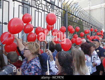 Kiev, Ucraina. 28 Agosto, 2019. Parenti imposta su un recinto dell'Ambasciata di russo simbolic red ballons durante un rally a Kiev in Ucraina, il 28 agosto 2019. Gli ucraini riuniti in memoria di perdita di soldati ucraini, marcatura segna il quinto anniversario della lotta in Ilovaysk. Secondo l'Ucraina funzionari, 366 soldati ukrainiens sono state perse e 158 erano mancanti durante i pesanti combattimenti tra il governo ucraino e le forze pro-russo separatisti nei pressi di Ilovaysk ad agosto 2014 in Ucraina orientale. Credito: Serg Glovny/ZUMA filo/Alamy Live News Foto Stock