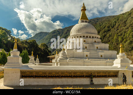 Chorten Kora è un importante stupa accanto al Kulong Chu nel fiume Trashiyangtse, nell est del Bhutan. Foto Stock