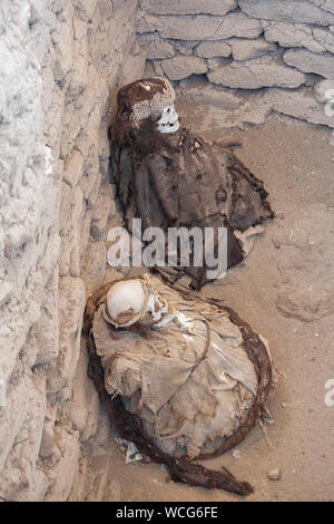 Due antiche mummie in posizione fetale al pre Inca Cemeterio di Chauchilla vicino a Nazca, Perù Foto Stock