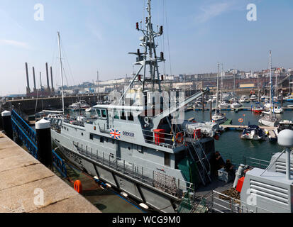 HMC cercatore, un bordo tagliente dell'Agenzia del Regno Unito, ormeggiata nel porto di Ramsgate Foto Stock