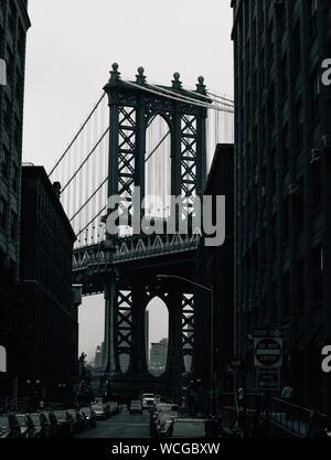 Immagine in scala di grigi del Ponte di Brooklyn vicino agli edifici Foto Stock