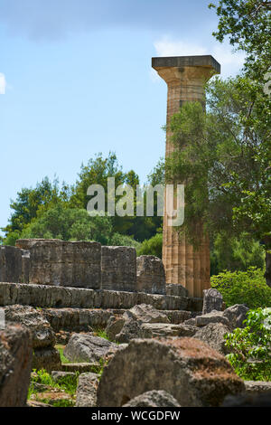 Resti del Tempio di Zeus ad Olimpia con una singola colonna ricostruita e disseminati in pezzi di colonna che circonda lo zoccolo Foto Stock