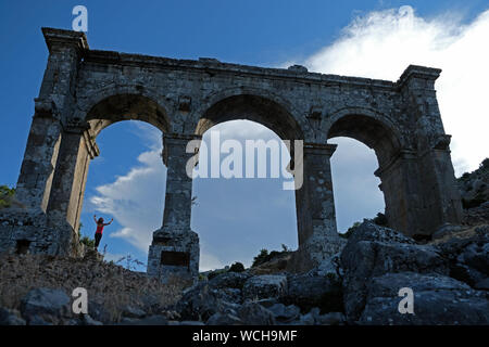 Vi è una storica città appollaiata in alto sulle montagne del taurus in Turchia Antalya. Ariassos antica città veglia sulla valle. Foto Stock