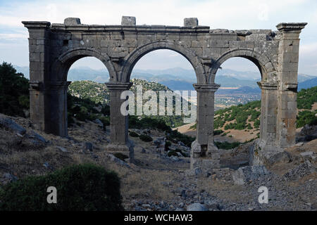 Vi è una storica città appollaiata in alto sulle montagne del taurus in Turchia Antalya. Ariassos antica città veglia sulla valle. Foto Stock