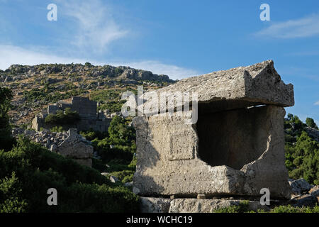 Vi è una storica città appollaiata in alto sulle montagne del taurus in Turchia Antalya. Ariassos antica città veglia sulla valle. Foto Stock