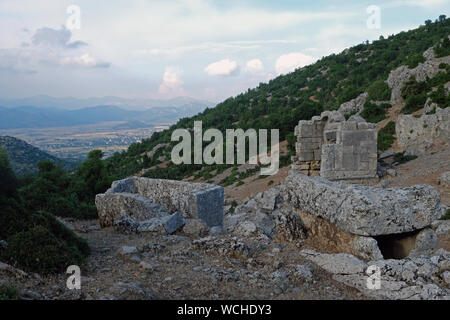 Vi è una storica città appollaiata in alto sulle montagne del taurus in Turchia Antalya. Ariassos antica città veglia sulla valle. Foto Stock