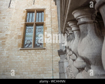 Ottobre 2018 - Mechelen, Belgio: dettagli architettonici del palazzo del XVI secolo di Margherita d'Austria nel centro della città Foto Stock