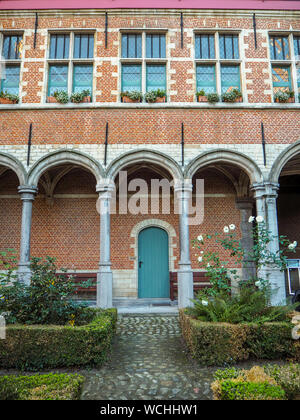 Ottobre 2018 - Mechelen, Belgio: Cortile interno del palazzo del XVI secolo di Margherita d'Austria, ora la Corte di giustizia Foto Stock