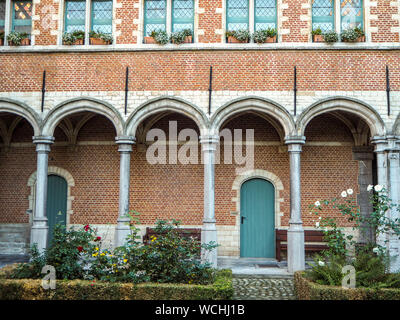 Ottobre 2018 - Mechelen, Belgio: edificio del XVI secolo e il giardino nel cortile interno del palazzo di Margherita d'Austria nel centro della città Foto Stock