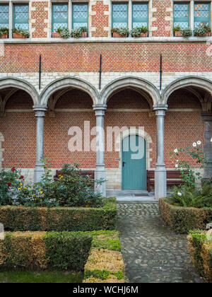 Ottobre 2018 - Mechelen, Belgio: edificio del XVI secolo e il giardino nel cortile interno del palazzo di Margherita d'Austria nel centro della città Foto Stock