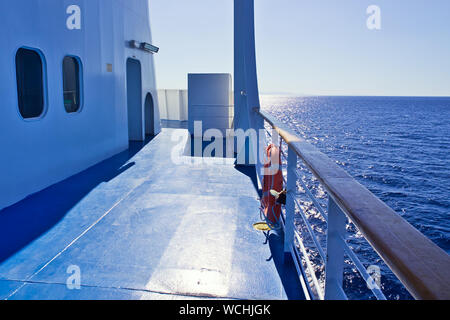 Nave traghetto coperta sotto una splendida giornata di vela di luce a mare Egeo , Grecia. Foto Stock