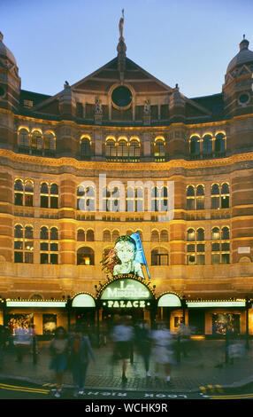 Les Misérables o Les Mis, Palace Theatre, nel West End di Londra, Inghilterra, Regno Unito. Circa ottanta Foto Stock