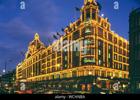 Tempo di notte a Harrods, Knightsbridge, Londra, Inghilterra, Regno Unito. Circa ottanta Foto Stock