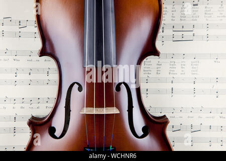 Violino classico su open vecchio libro manoscritto. Foto Stock