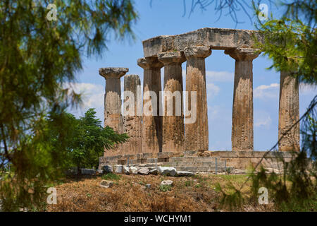 Le rovine del V secolo tempio dorico di Apollo in Corinto antico in Grecia Foto Stock