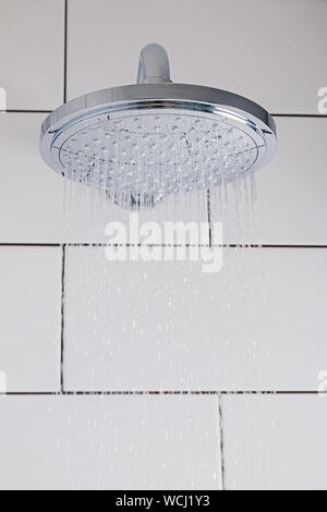 Doccia moderna con acqua fluente close-up Foto Stock