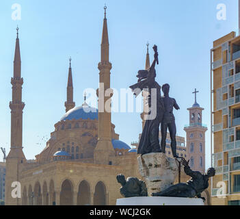 Martire statua che si trova nella parte anteriore del Mohammad al Amin la moschea e la chiesa in piazza martire in Libano beriut 3 febbraio 2018 Foto Stock