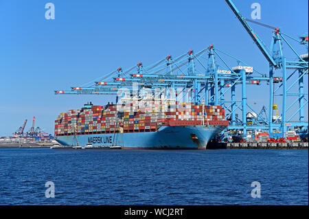 Porto di Rotterdam, Paesi Bassi - 2019.08.08: la nave portacontainer margrethe maersk (imo # 9632131) prendendo bunker e il carico di lavoro al terminale di apm prins Foto Stock