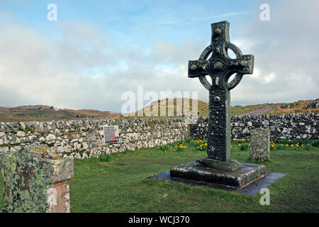 Antica croce celtica nel vecchio Kildalton sagrato, isola di Islay, Scozia. Foto Stock