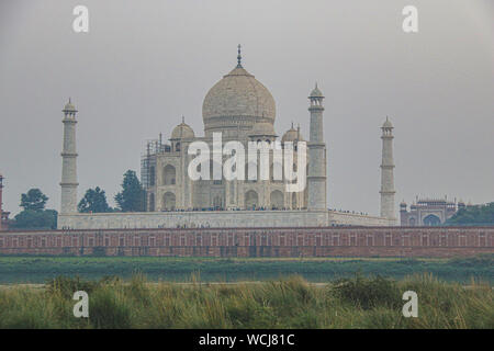 Vista dell'iconico Taj Mahal, dal Parco Fluviale attraverso il fiume Yamuna, Agra, Uttar Pradesh, India, Asia centrale Foto Stock