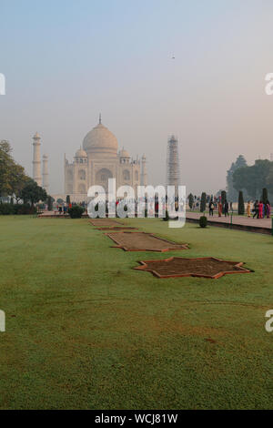 L'iconico e bellissimi esterni del Taj Mahal, il più famoso punto di riferimento in India - Taj Mahal, Agra, Uttar Pradesh, India, Asia centrale Foto Stock