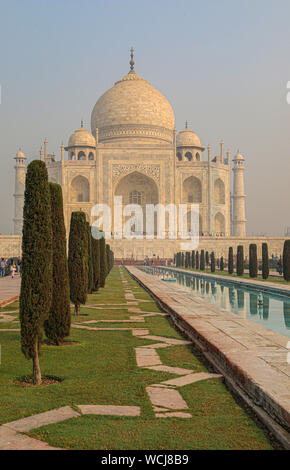 L'iconico e bellissimi esterni del Taj Mahal, il più famoso punto di riferimento in India - Taj Mahal, Agra, Uttar Pradesh, India, Asia centrale Foto Stock