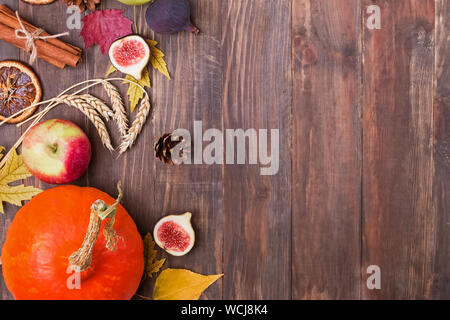 Autumn harvest e lascia sul tavolo di legno. Composizione di ringraziamento con spazio di copia Foto Stock