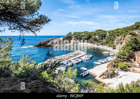 Il porto e la spiaggia di ciottoli di " di Calanque Figuieres' (creek e Figuières Cove nel Méjean), il sud della Francia, Europa Foto Stock