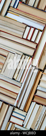 Molti libri di pile. Copertina rigida con i libri sul tavolo di legno. Pila di libri di texture e di sfondo. Si torna a scuola. Copia dello spazio. Foto Stock