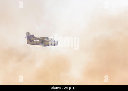 Canadair CL-215 del Greco Air force in lotta contro gli incendi boschivi in Grecia Corfu.che è stato il terzo degli incendi di foreste entro una settimana. Foto Stock