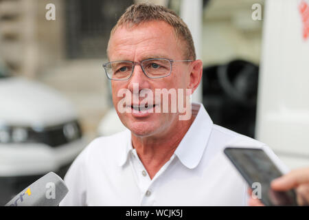 Leipzig, Germania. 28 Agosto, 2019. Ex allenatore di calcio Ralf Rangnick parla di handover o trasferimento di due traffico mobile scuole. Rangnick e la sua fondazione hanno avviato una cooperazione globale con le scuole elementari di Lipsia. All'inizio, e ha consegnato due attrezzate VW autobus come mobile traffico di giovani delle scuole a Lipsia quartier generale della polizia e la protezione del traffico. A metà settembre il bus sarà sul loro modo per le scuole primarie a Lipsia per la prima volta. Credito: Jan Woitas/dpa-Zentralbild/dpa/Alamy Live News Foto Stock