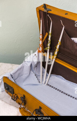 Greco Ortodosso di oggetti di battesimo - baby vestiti, scarpe, battesimo olio, sapone e candele Foto Stock