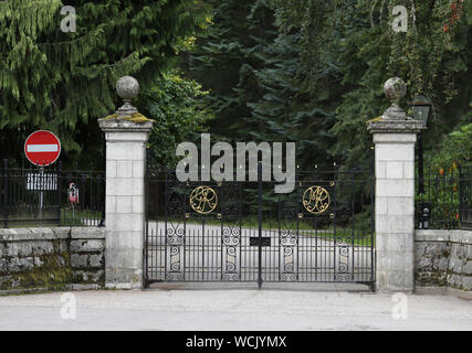 L'ingresso anteriore al Castello di Balmoral dove il Consiglio Privy sono tenuti a soddisfare con la regina Elisabetta II a seguito della richiesta presentata dal Primo Ministro Boris Johnson alla fine l'attuale sessione parlamentare e tenere la regina il discorso di lunedì 14 ottobre. Foto Stock