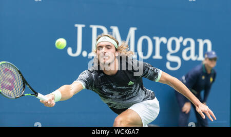 New York, Stati Uniti. Il 27 agosto, 2019. New York, NY - Agosto 27, 2019: Stefanos Tsitsipas (Grecia) in azione durante il round 1 del US Open Tennis Championship contro Andrey Rublev (Russia) a Billie Jean King National Tennis Center (foto di Lev Radin/Pacific Stampa) Credito: Pacific Press Agency/Alamy Live News Foto Stock