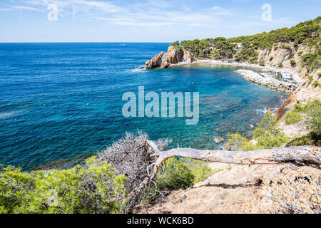 Il porto e la spiaggia di ciottoli di " di Calanque Figuieres' (creek di Figuieres e Figuières Cove nel Méjean), il sud della Francia, Europa Foto Stock