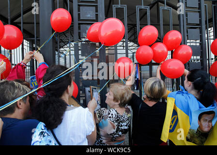 Kiev, Ucraina. 28 Agosto, 2019. Parenti impostato su una recinzione dell'Ambasciata russa rosso simbolico di palloncini, durante un rally a Kiev.ucraini segnare il quinto anniversario della battaglia Ilovaysk a est dell'Ucraina, e raccolte in memoria di perso i soldati ucraini. Secondo l'Ucraina funzionari, 366 soldati ukrainiens sono andati persi e 158 erano mancanti durante i pesanti combattimenti tra il governo ucraino forze e russo-backed separatisti all'Ucraina orientale nei pressi della città Ilovaysk in agosto 2014. Credito: SOPA Immagini limitata/Alamy Live News Foto Stock