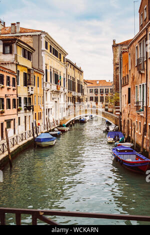 Bella stradina di Venezia nel giorno di estate, Italia Foto Stock