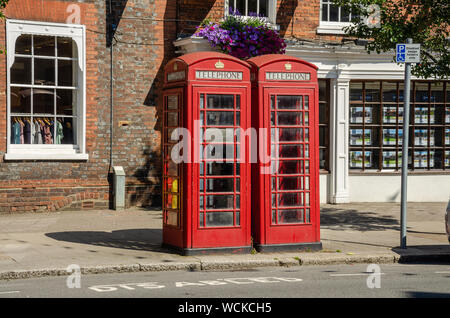 Tradizionale in rosso British cabine telefoniche sul marciapiede accanto alla High Street a Marlow, Buckinghamshire, UK Foto Stock