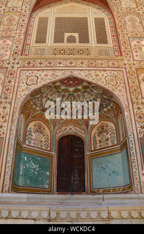 La splendida Ganesh cancello, ingresso ai palazzi privati del mahajaras, al Forte Amer (Ambra Palace), Amer, Jaipur, India, Asia centrale Foto Stock
