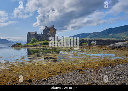 Uno di Scozia piu iconica e la maggior parte dei castelli riconoscibile impostato nel maestoso NW highlands sulla strada verso l'Isola di Skye. In primo piano in molti film Foto Stock