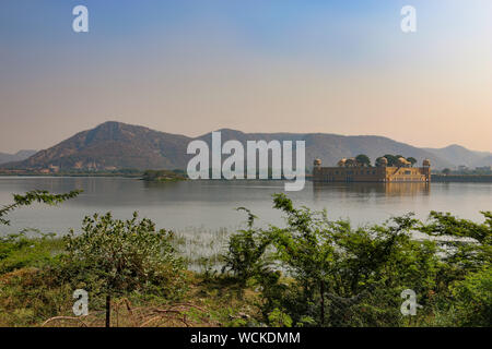 La bellissima Jal Mahal, o acqua Palace, riflessa nell'uomo Sagar lago, nella città rosa di Jaipur, Rajasthan, India, Asia centrale Foto Stock